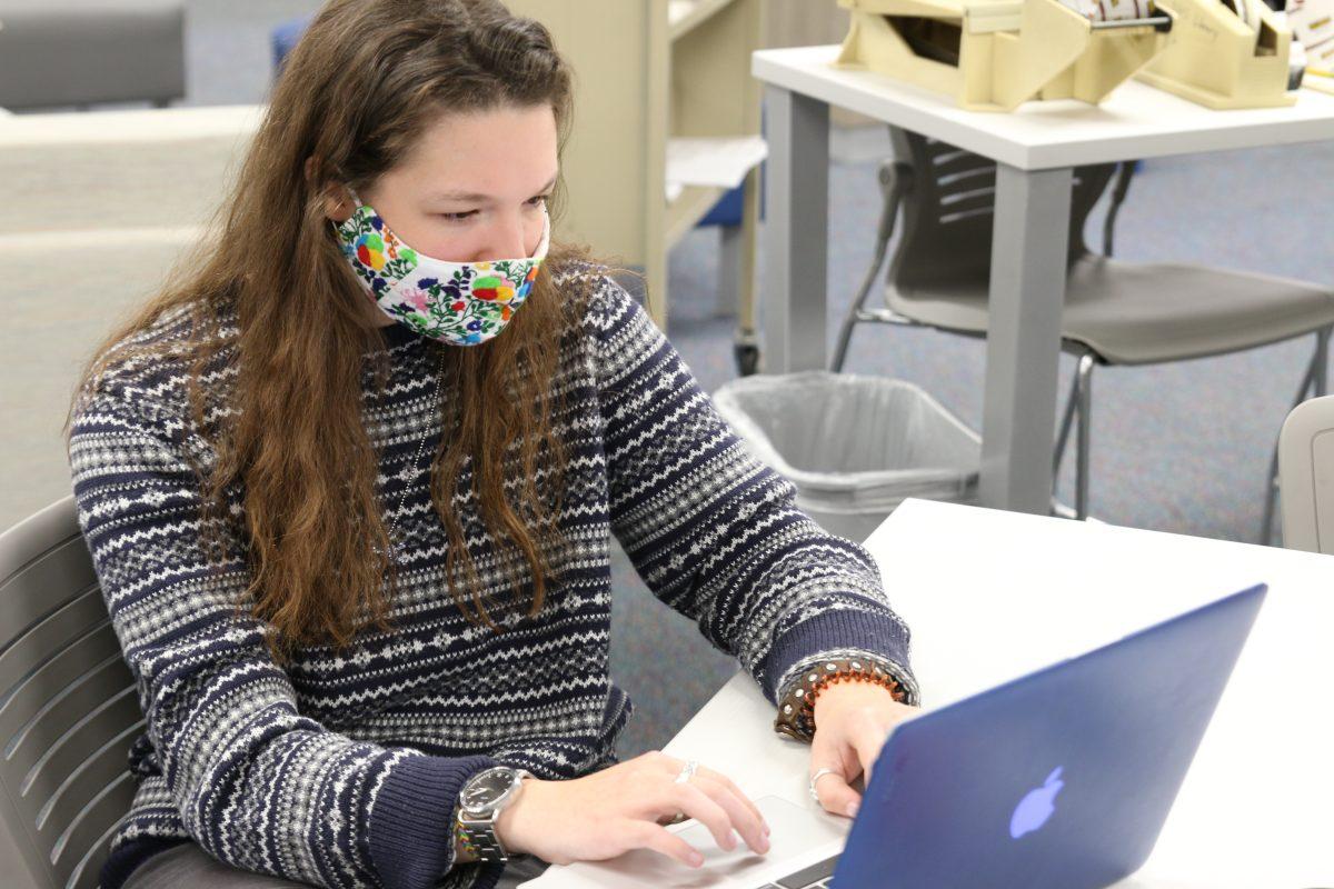 Senior Zoe Boxill writes an argumentative essay for a Mosaic project. (Photo by Elliot Goldman)