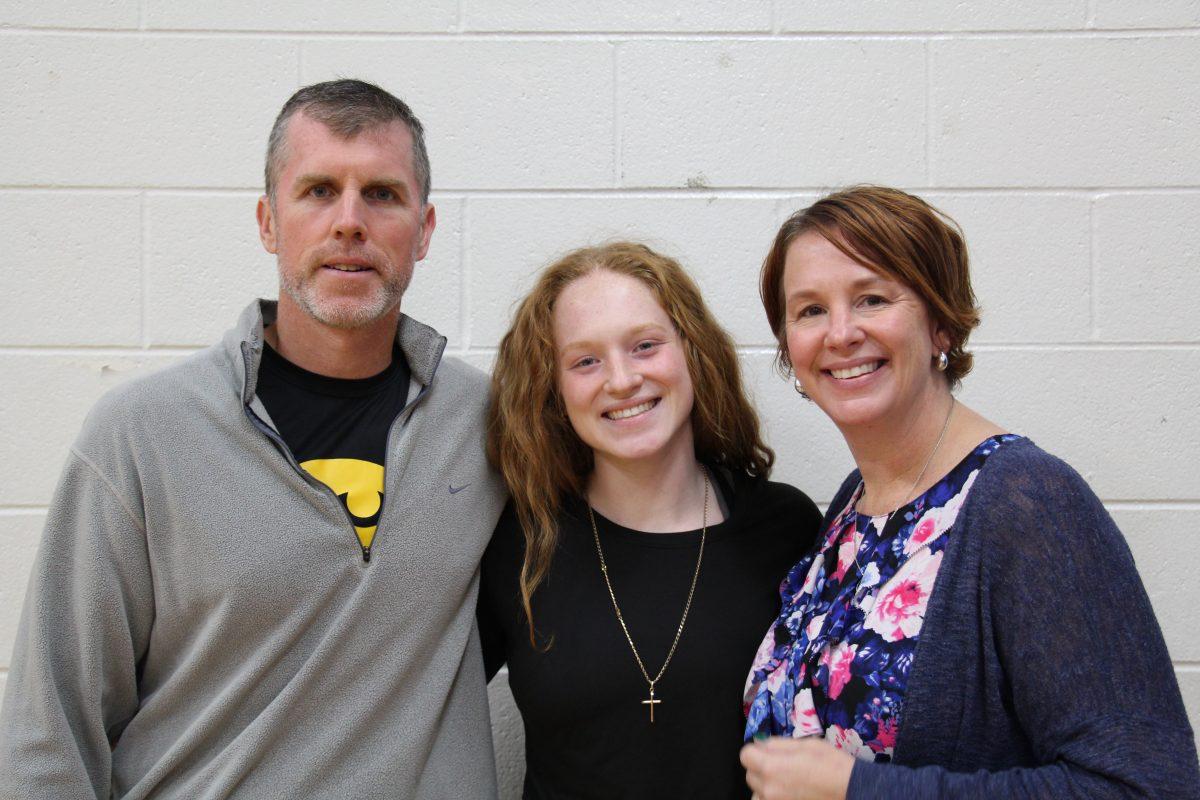 Senior Sydnie Smith (center) pictured with father and middle school P.E. teacher, John Smith (left) and mother and intervention specialist, Brooke Smith (right). (Photo by Ciel Peacock)