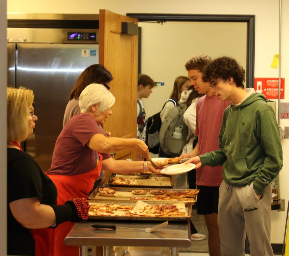 Volunteer Sharon Seckle serves senior Mitchell Cohen lunch Wednesday, Sept. 20. (Photo by Henry Elmore)