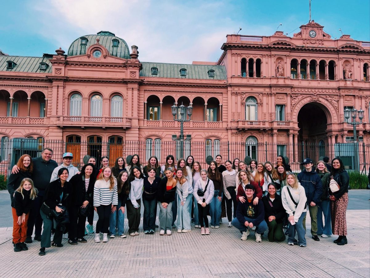 Students and staff pose in front of La Casa Rosada in Buenos Aires, Argentina (photo courtesy of Lauren Robbins). 